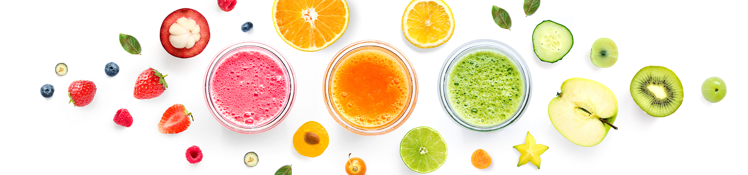 Photo du dessus d'un assortiment de différents smoothies déposés sur fond blanc